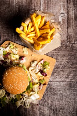 ev yapımı hamburger ahşap plaka üzerinde