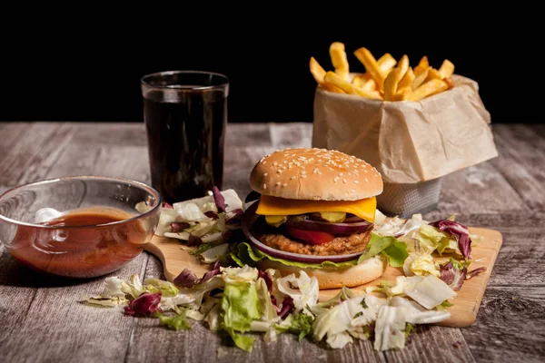 Leckere hausgemachte Burger auf Holzteller neben einem Glas Wein — Stockfoto