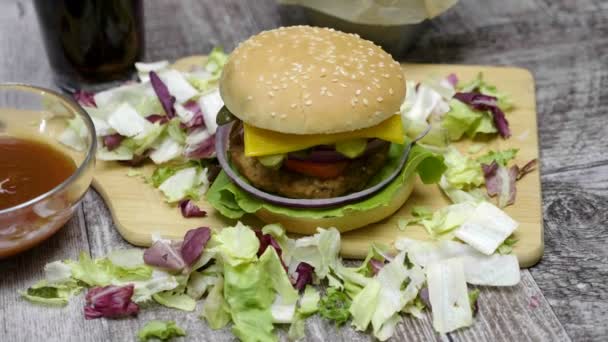 Delicosa hamburguesa casera con papas fritas en mesa de madera — Vídeos de Stock