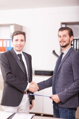 Ofiste el genç iş ortakları