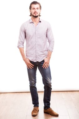 Emin gülümseyen iş adamı gayrı aşınma