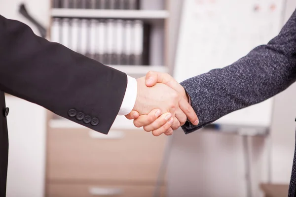 Close up de parceiros de negócios apertando as mãos no escritório — Fotografia de Stock