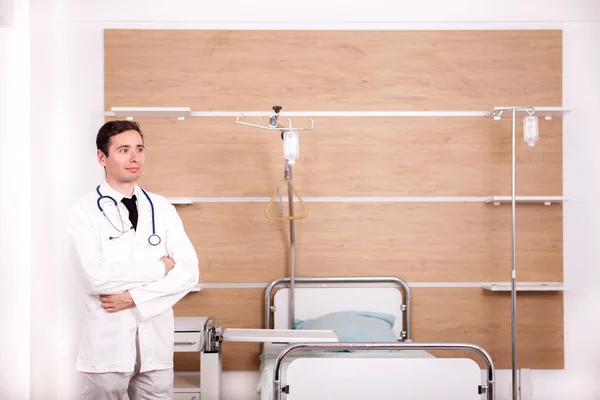 Lekarz z stetoskop arround szyi w szpitalu odzyskiwania ro — Zdjęcie stockowe