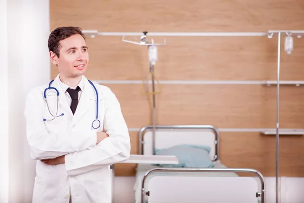 Doctor in de ziekenhuis herstel kamer — Stockfoto