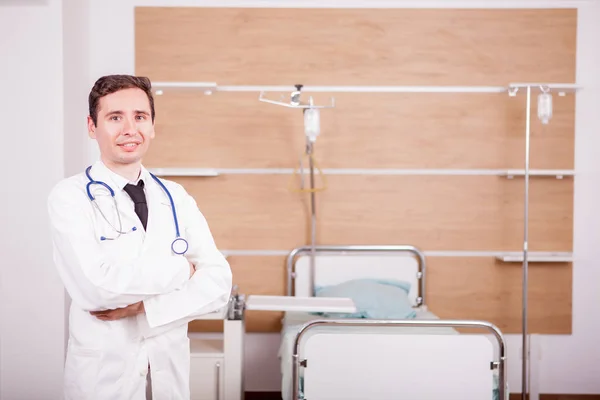 Doctor with stethoscope arround his neck in hospital recovery ro — Stock Photo, Image