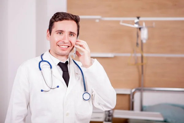 Doctor with stethoscope arround his neck in hospital recovery ro — Stock Photo, Image