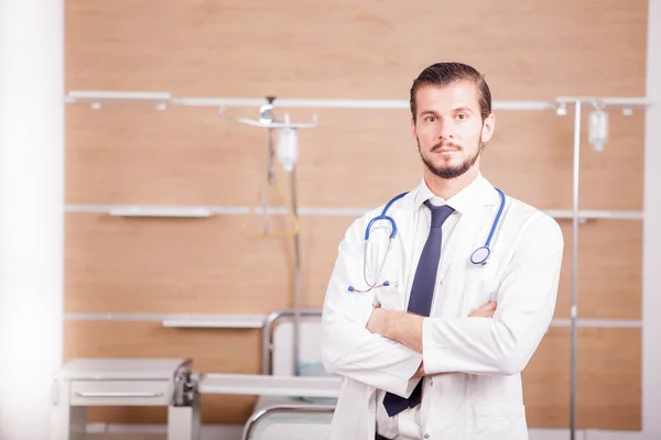 Male Doctor with stethoscope arround his neck in hospital recove — Stock Photo, Image