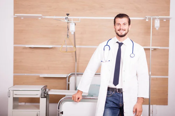 Arts met de stethoscoop arround zijn nek in ziekenhuis herstel ro — Stockfoto