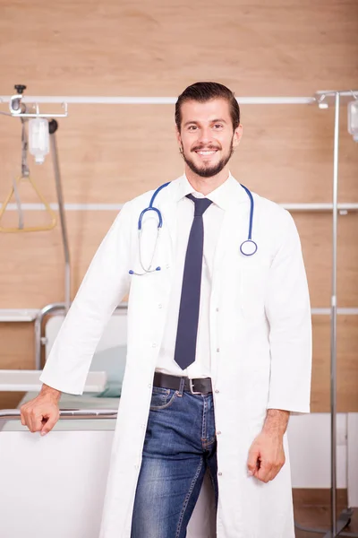 Läkare med stetoskop arround hans hals i sjukhus återhämtning ro — Stockfoto