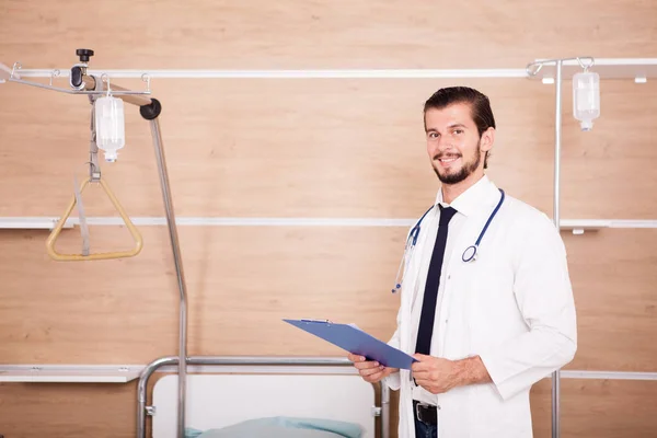 Medic houden een map in handen met de stethoscoop arround zijn nec — Stockfoto