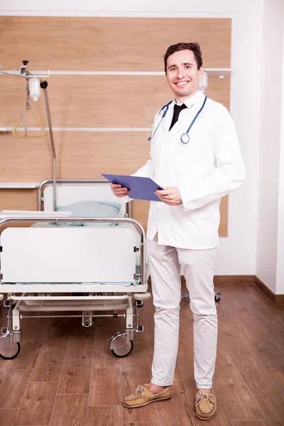 Mladý doktor se stetoskopem kolem krku v nemocnici recov — Stock fotografie