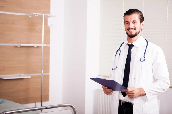 Handsome Doctor with stethoscope arround his neck in hospital re — Stock Photo, Image