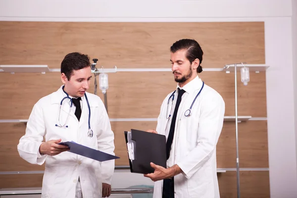 Dos médicos en la sala de recuperación del hospital hablando — Foto de Stock