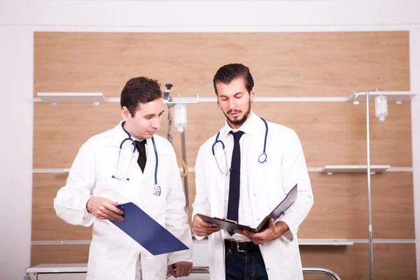 Hastane bakım odası konuşmaktan iki doktor — Stok fotoğraf