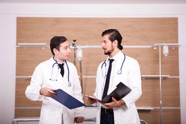 Deux médecins en salle de réveil parlent — Photo