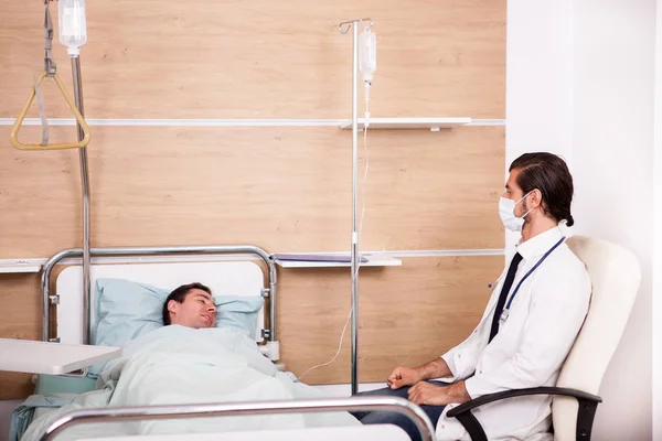 Arzt mit Patient im Aufwachraum — Stockfoto