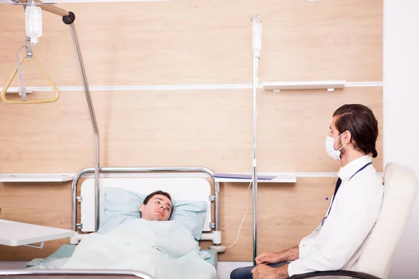 Médico con paciente en sala de recuperación —  Fotos de Stock