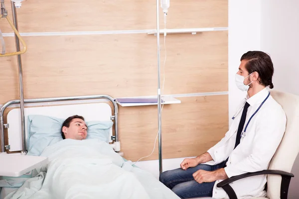 Médecin avec patient en salle de réveil — Photo