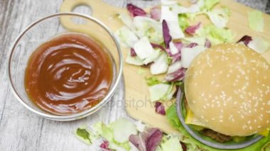 Hamburger patates kızartması ile ahşap masa üzerinde üstten görünüm üzerinde