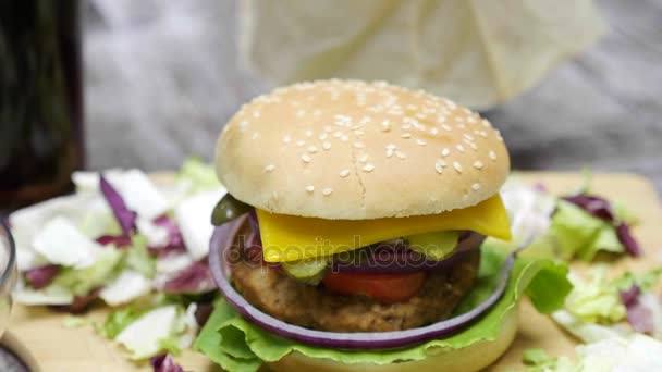 Крупним планом відстеження Delicous додому зробив гамбургер з картоплею на дерев'яні таблиці — стокове відео