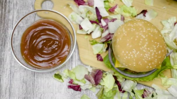 Sopra il carrello colpo di hamburger fatto in casa con patatine fritte sul tavolo di legno — Video Stock