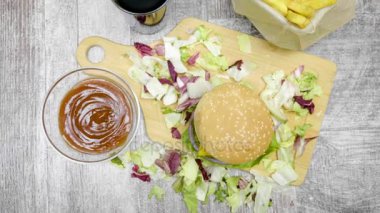 En iyi voew Delicous üzerinde ev hamburger kişiler üzerine ahşap masa ile yapılan