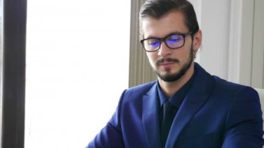 Ağır çekim kızgın iş kişinin cep telefonu üzerinde konuşurken ofiste takım elbiseli