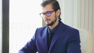 Cep telefonu üzerinde konuşurken ofiste kızgın işadamı ağır çekim