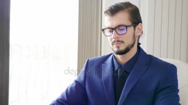 Cep telefonu üzerinde konuşurken ofiste kızgın işadamı ağır çekim