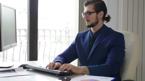 Zeitlupe des Geschäftsmannes im Büro, der auf dem Handy spricht — Stockvideo