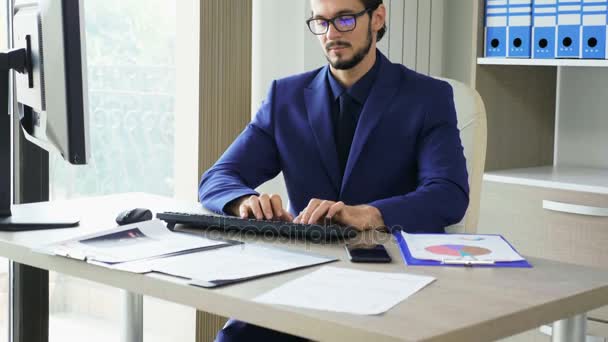 Zeitlupe eines wütenden Geschäftsmannes im Büro, der auf dem Handy spricht — Stockvideo