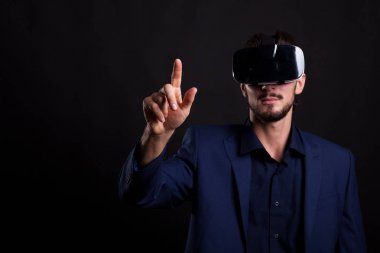 İş başında sanal bir dokunaklı bir Vr kulaklık ile takım elbiseli adamı