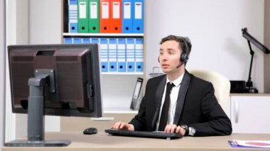 Sıcak hatta konuşmak için kulaklık kullanarak şirket çalışanları