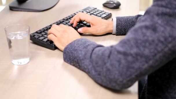 一名年轻的男子，在办公室里的键盘上打字的特写镜头 — 图库视频影像