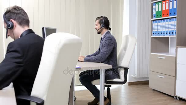 Vertegenwoordiger van dat bedrijf via headset om te praten over de hot-lijn — Stockvideo