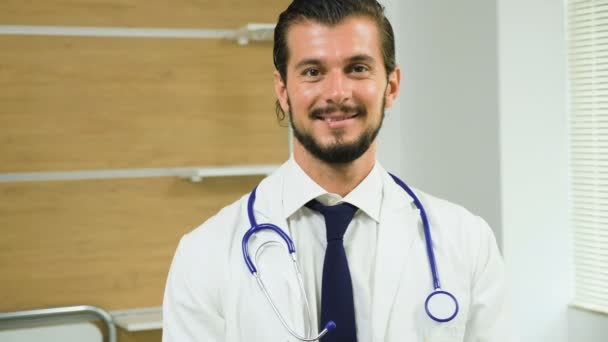 Retrato de médico jovem atraente em um quarto de hospital — Vídeo de Stock