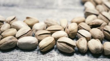 Boşaltmak ahşap zemin üzerine Antep fıstığı