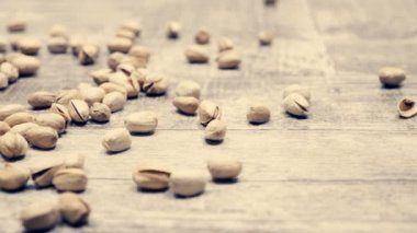 ahşap zemin üzerine Antep fıstığı