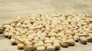 Ahşap arka plan üzerinde sağlıklı Antep fıstığı