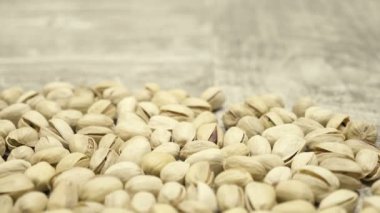 Ahşap arka plan üzerinde doğal fıstık