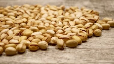 Ahşap arka plan üzerinde doğal fıstık