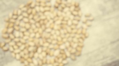 ahşap zemin üzerine Antep fıstığı