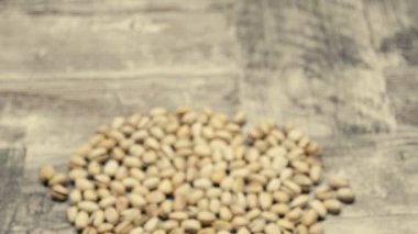 Ahşap zemin üzerine kavrulmuş Antep fıstığı