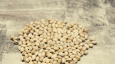 Ahşap zemin üzerine kavrulmuş Antep fıstığı