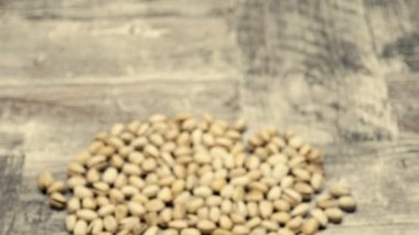 Ahşap zemin üzerine kavrulmuş Antep fıstığı