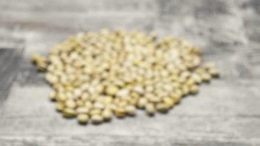 Antep fıstığı ahşap arka plan üzerinde üstten görünüm üzerinde