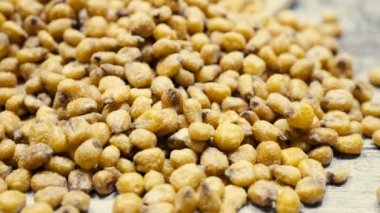 Kavrulmuş mısır ahşap arka plan üzerinde üstten görünüm üzerinde