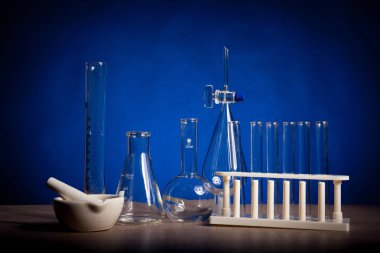 Kimya laboratuar bir tablo üzerinde mavi arka plan üzerinde