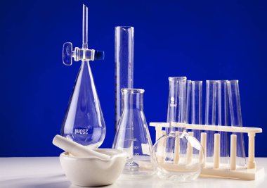 Kimya laboratuar masada mavi arka plan üzerinde