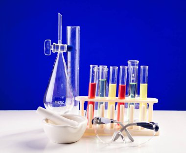 Koruyucu gözlük bir tablo üzerinde blu kimya laboratuar
